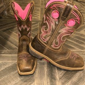 The brand is IRISH SETTER steal toe boots size 10 USA women.